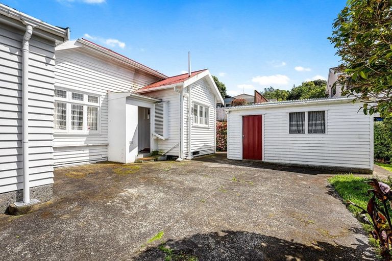 Photo of property in 13 Severn Street, Island Bay, Wellington, 6023
