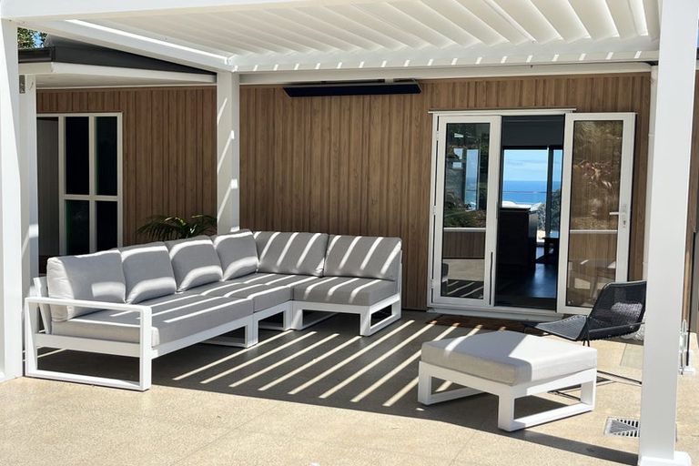 Photo of property in 15 Piha Road, Piha, New Lynn, 0772