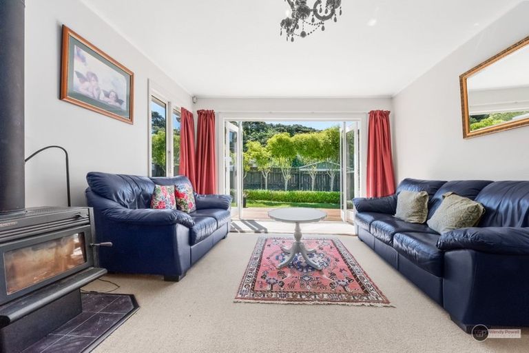 Photo of property in 11 Pinehaven Road, Pinehaven, Upper Hutt, 5019