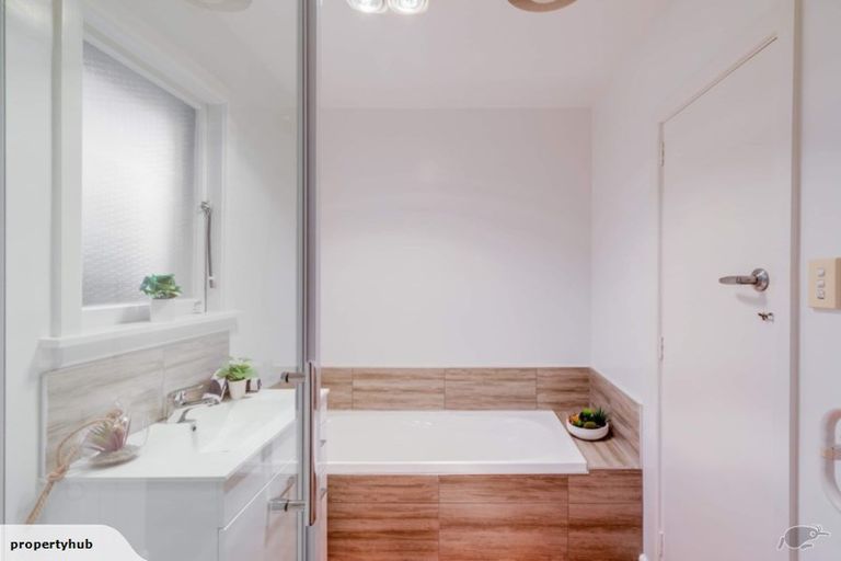 Photo of property in 271 Fifield Terrace, Opawa, Christchurch, 8023