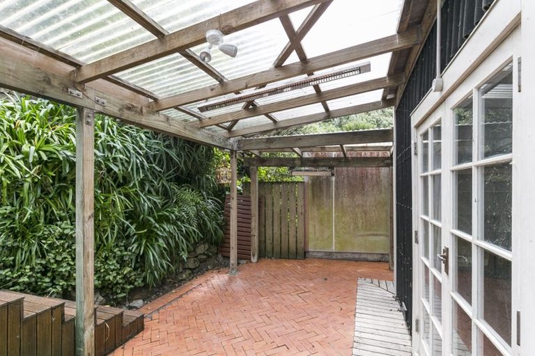 Photo of property in 103 Breaker Bay Road, Breaker Bay, Wellington, 6022