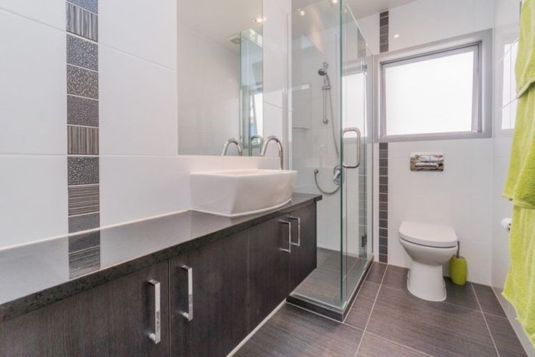 Photo of property in 16 Kiwi Esplanade, Mangere Bridge, Auckland, 2022