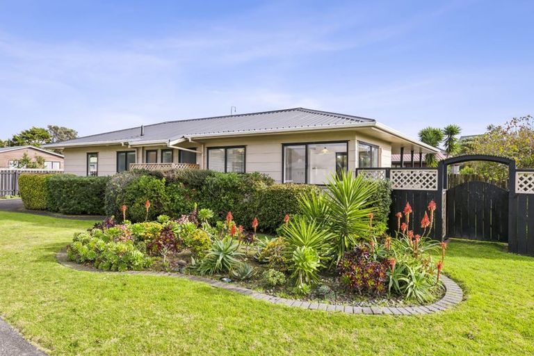 Photo of property in 99 Queens Road, Waikanae Beach, Waikanae, 5036