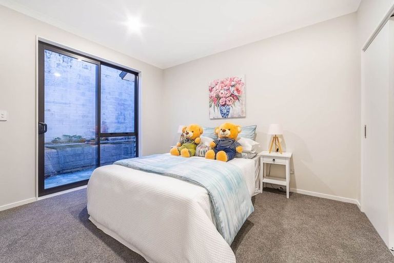 Photo of property in 27a Royal View Road, Te Atatu South, Auckland, 0610