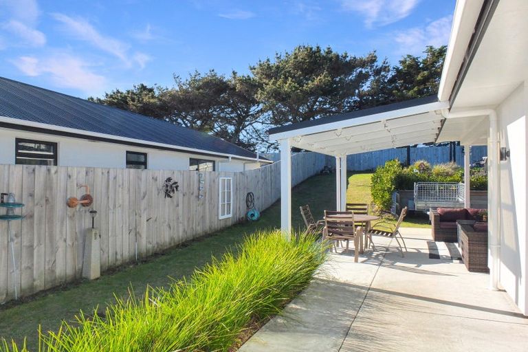 Photo of property in 17 Oxnam Place, Foxton Beach, Foxton, 4815