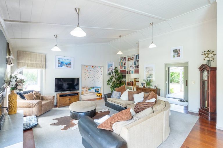 Photo of property in 1 Holden Way, Fitzherbert, Palmerston North, 4471