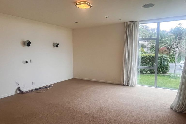 Photo of property in 15 Drayton Drive, Mount Pleasant, Christchurch, 8081