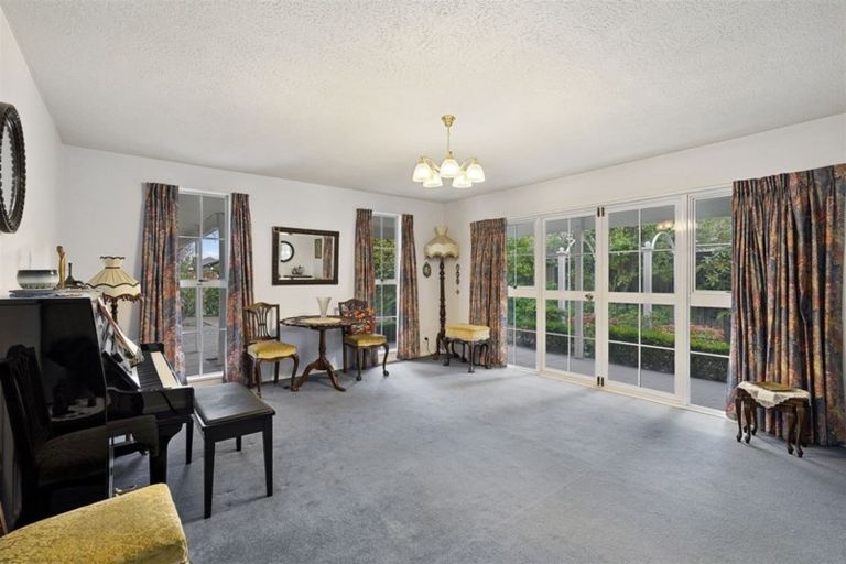 Photo of property in 17 Cricklewood Place, Avonhead, Christchurch, 8042