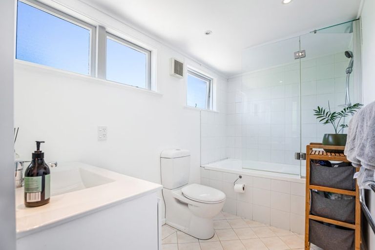 Photo of property in 1b Titoki Street, Te Atatu Peninsula, Auckland, 0610
