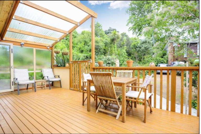 Photo of property in 6 Barker Rise, Northcross, Auckland, 0632