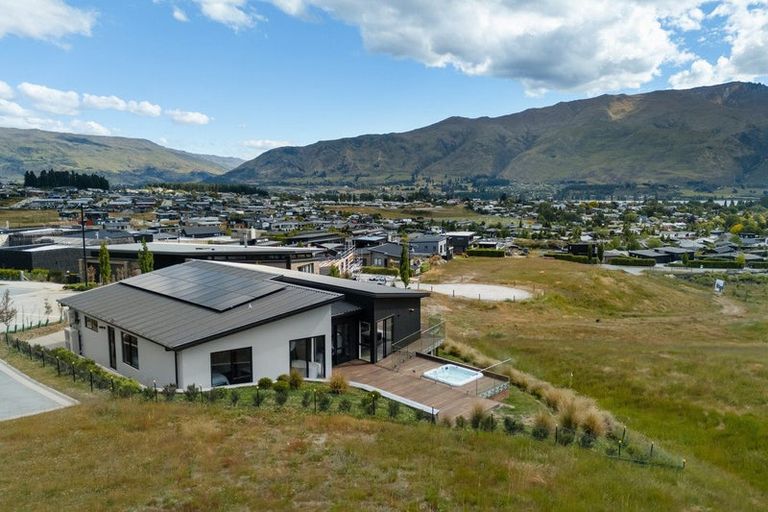Photo of property in 13 Akitu Rise, Wanaka, 9305