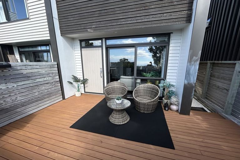 Photo of property in 5/15 Chivalry Road, Glenfield, Auckland, 0629