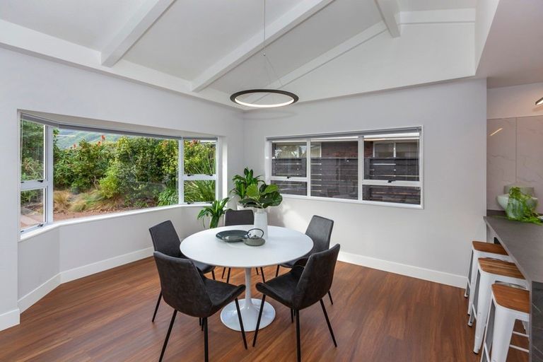 Photo of property in 21 Rewarewa Crescent, Waikanae, 5036