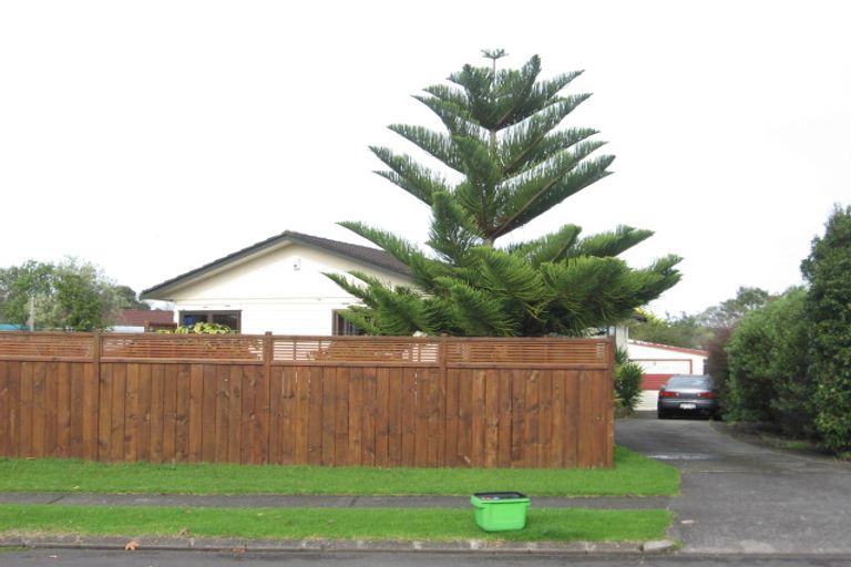Photo of property in 5 Darren Crescent, Half Moon Bay, Auckland, 2012