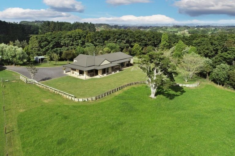 Photo of property in 94 Farmpark Road, Waiuku, 2681