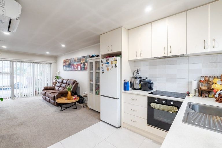 Photo of property in 4/6 Ray Small Drive, Papakura, 2110