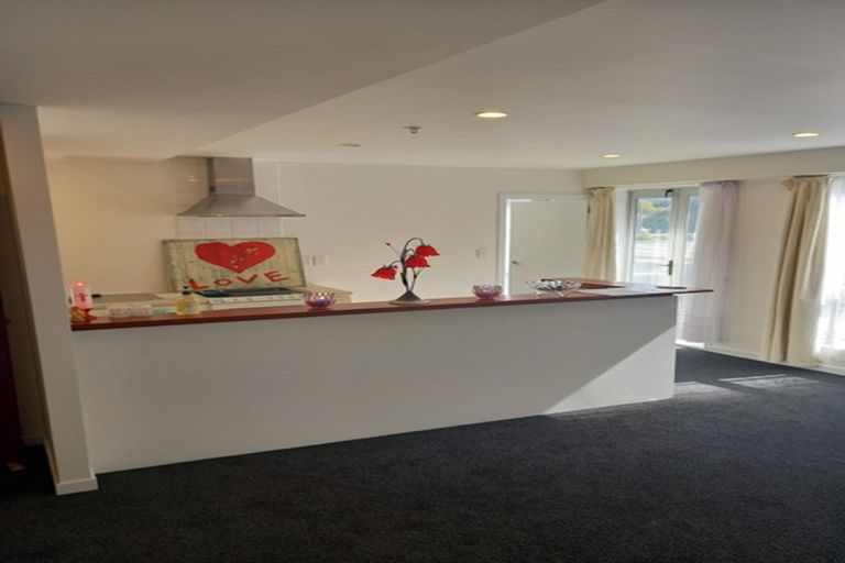 Photo of property in Terrace Heights Apartments, 2a/163 The Terrace, Wellington Central, Wellington, 6011