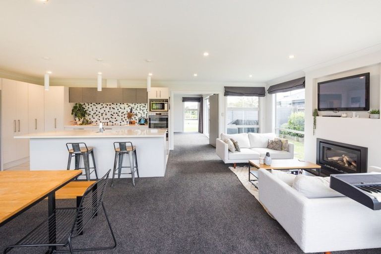 Photo of property in 10 Silicon Way, Fitzherbert, Palmerston North, 4410