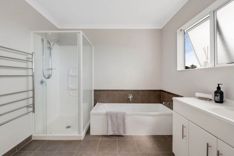 Photo of property in 2/8a Target Road, Totara Vale, Auckland, 0629