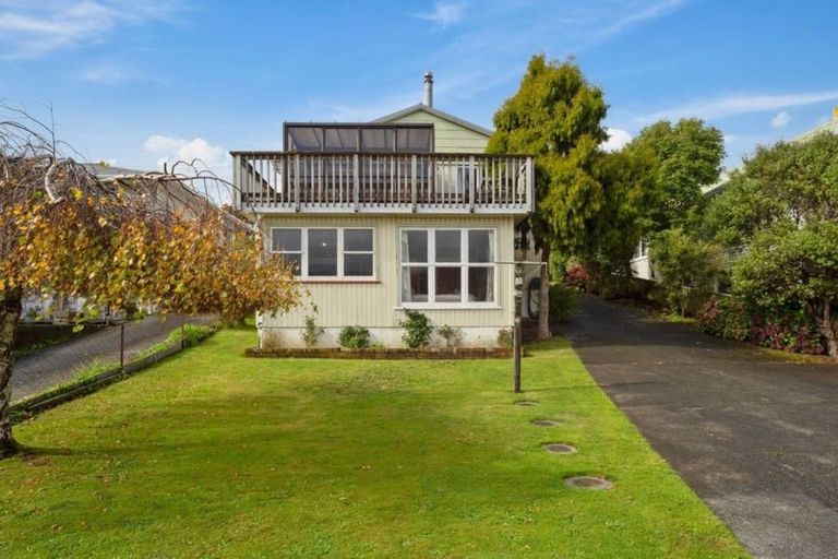 Photo of property in 40 Taylor Terrace, Tawa, Wellington, 5028