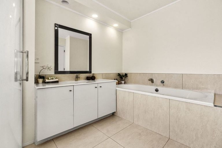 Photo of property in 98 Onetaunga Road, Chatswood, Auckland, 0626