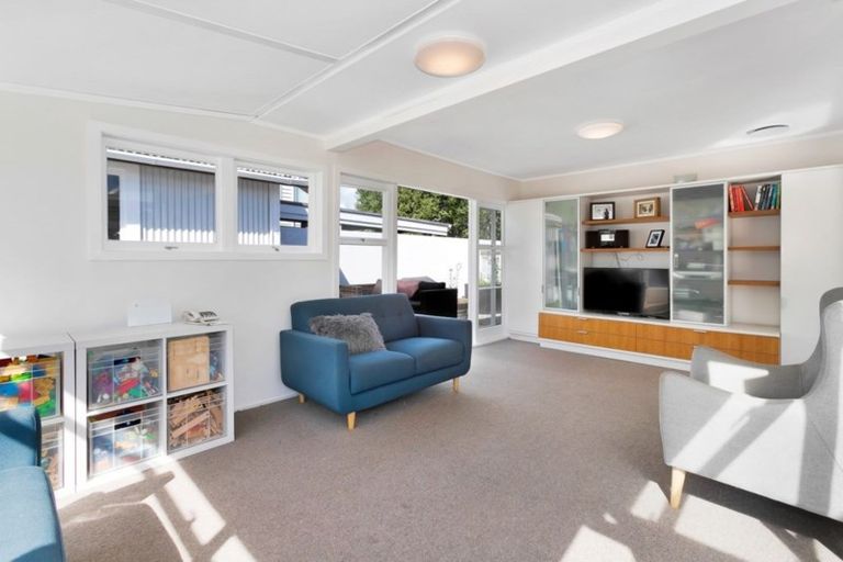 Photo of property in 17a St Michaels Avenue, Point Chevalier, Auckland, 1022