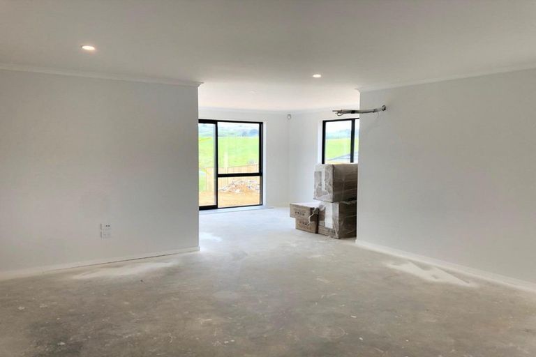 Photo of property in 10 James Elliot Way, Pokeno, 2402