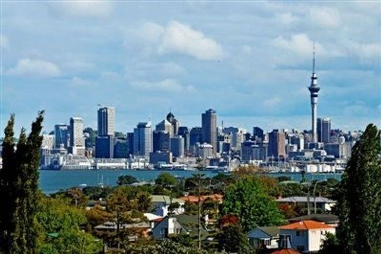 Photo of property in 10 Martin Crescent, Northcote, Auckland, 0627