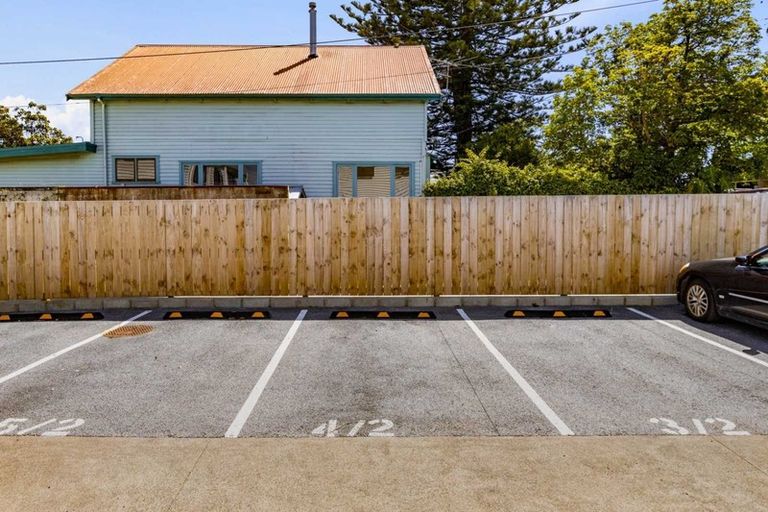 Photo of property in 4/2 Brandon Road, Glen Eden, Auckland, 0602