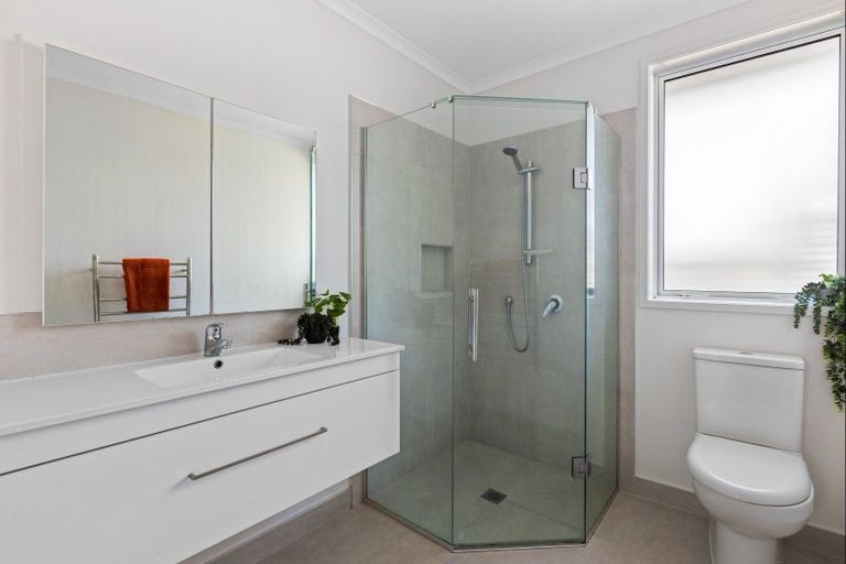 Photo of property in 16a Elizabeth Street, Orewa, 0931