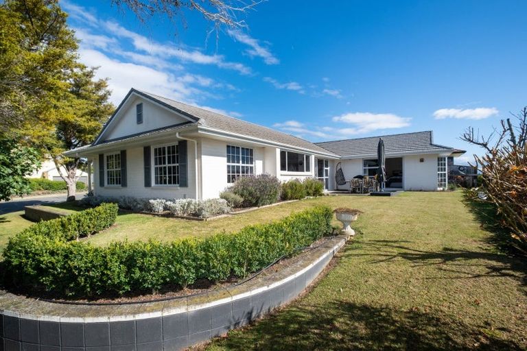 Photo of property in 2 Woodford Heights, Havelock North, 4130