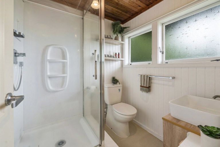 Photo of property in 11 Rika Place, Kawaha Point, Rotorua, 3010