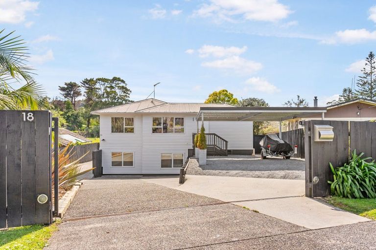 Photo of property in 18 Grassmere Road, Henderson Valley, Auckland, 0612