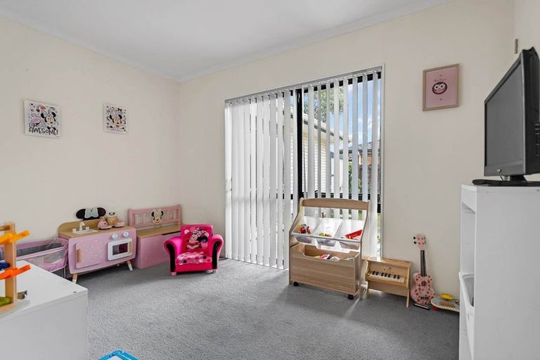 Photo of property in 11 Newbegin Place, Weymouth, Auckland, 2103