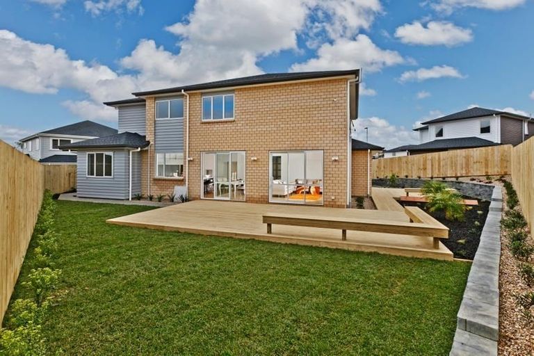 Photo of property in 70 Huntington Park Drive, Greenhithe, Auckland, 0632