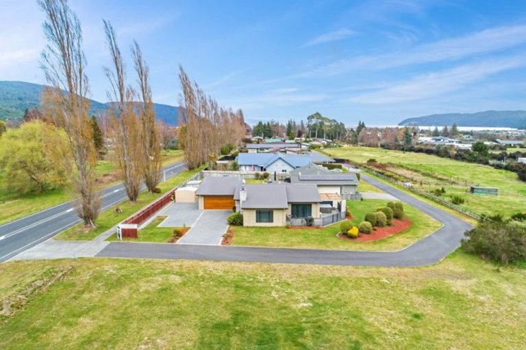 Photo of property in 122 Kinloch Road, Kinloch, Taupo, 3377