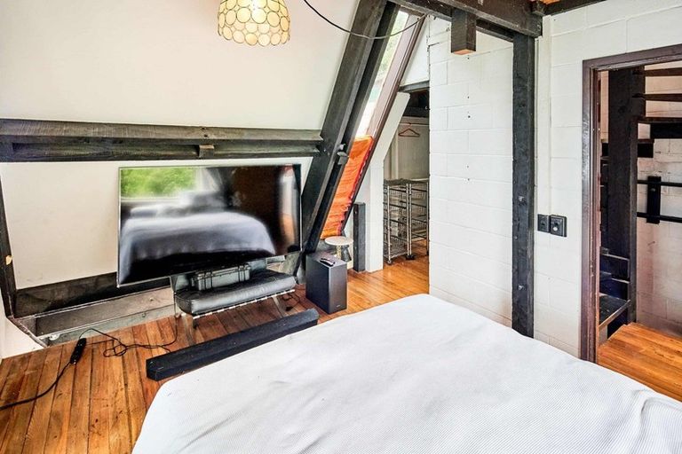 Photo of property in 7 Fortification Road, Karaka Bays, Wellington, 6022