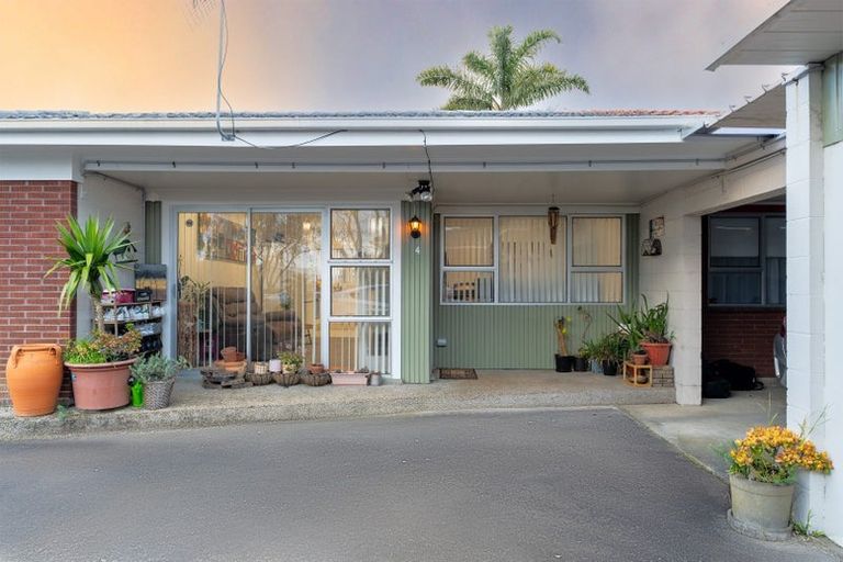 Photo of property in 4/6 Ray Small Drive, Papakura, 2110