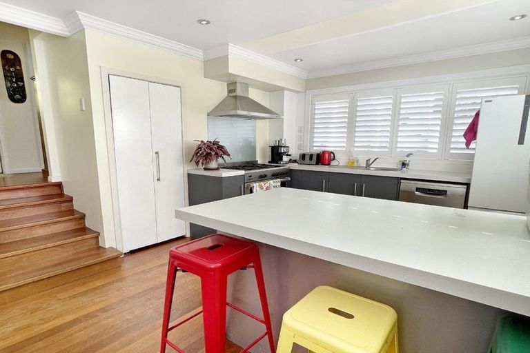 Photo of property in 15a Onslow Road, Khandallah, Wellington, 6035