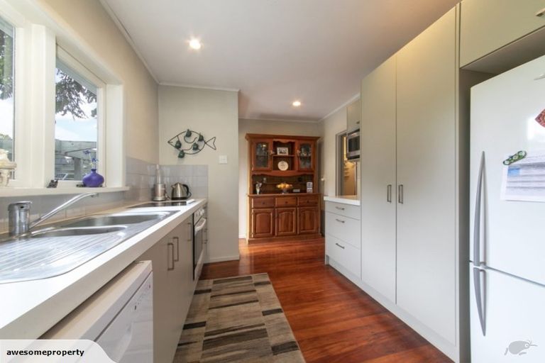 Photo of property in 67 Kaurilands Road, Titirangi, Auckland, 0604