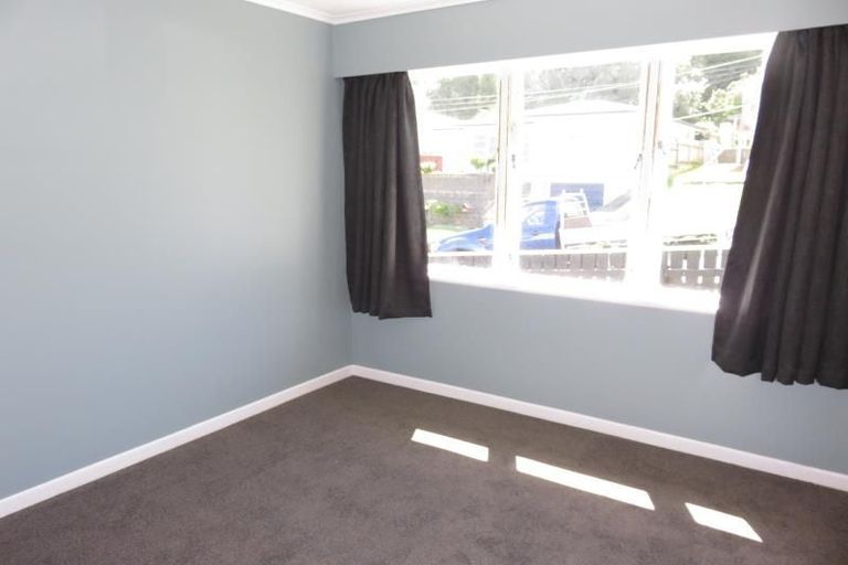 Photo of property in 16 Omega Street, Newlands, Wellington, 6037