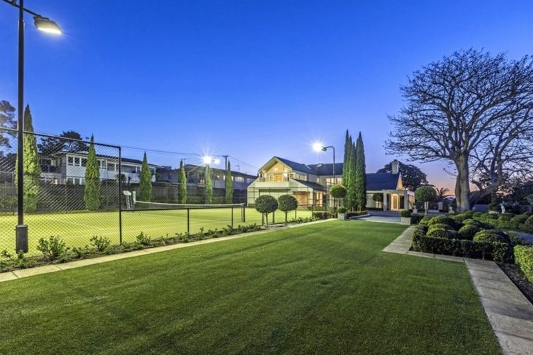 Photo of property in 286 Hurstmere Road, Takapuna, Auckland, 0622