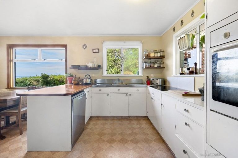 Photo of property in 17 Cave Road, Houghton Bay, Wellington, 6023