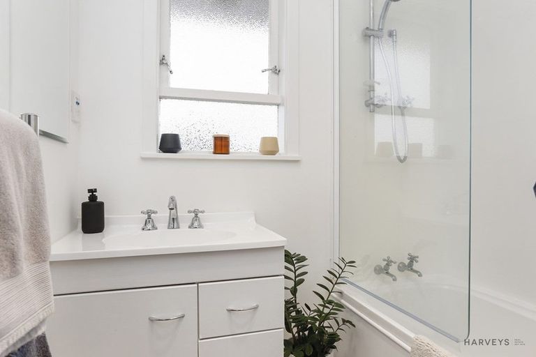 Photo of property in 18 Hilling Street, Titirangi, Auckland, 0604