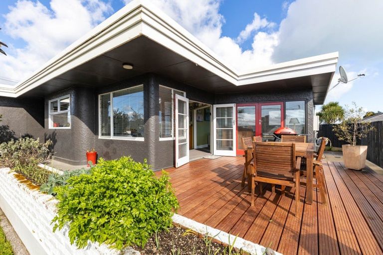 Photo of property in 126 Seaview Road, Westown, New Plymouth, 4310