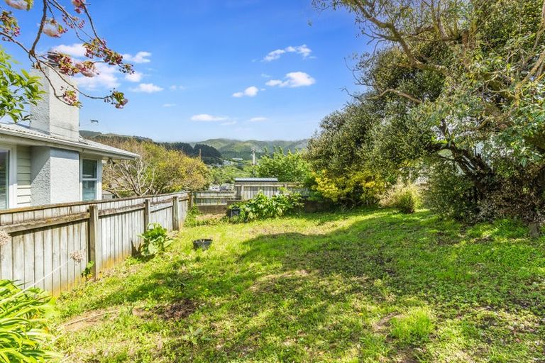 Photo of property in 4 Mexted Terrace, Tawa, Wellington, 5028