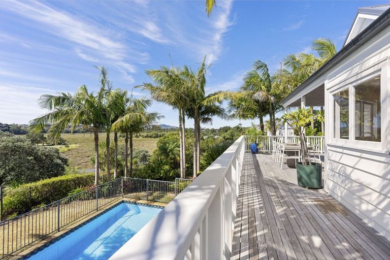 Photo of property in 46 Waterview Road, Stanley Point, Auckland, 0624