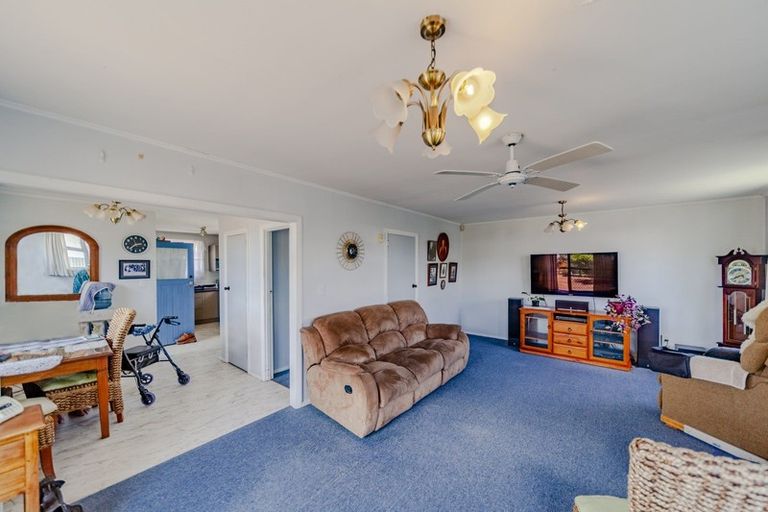 Photo of property in 15 Curling Crescent, Onekawa, Napier, 4110