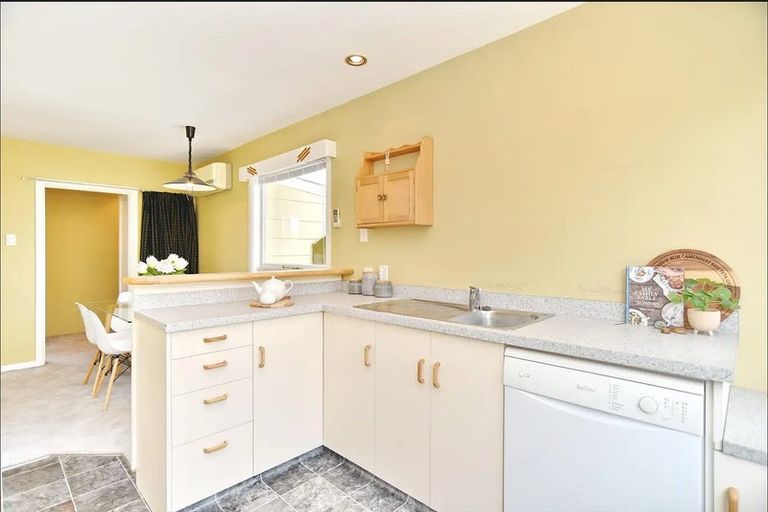 Photo of property in 17 Bateman Avenue, Bryndwr, Christchurch, 8053