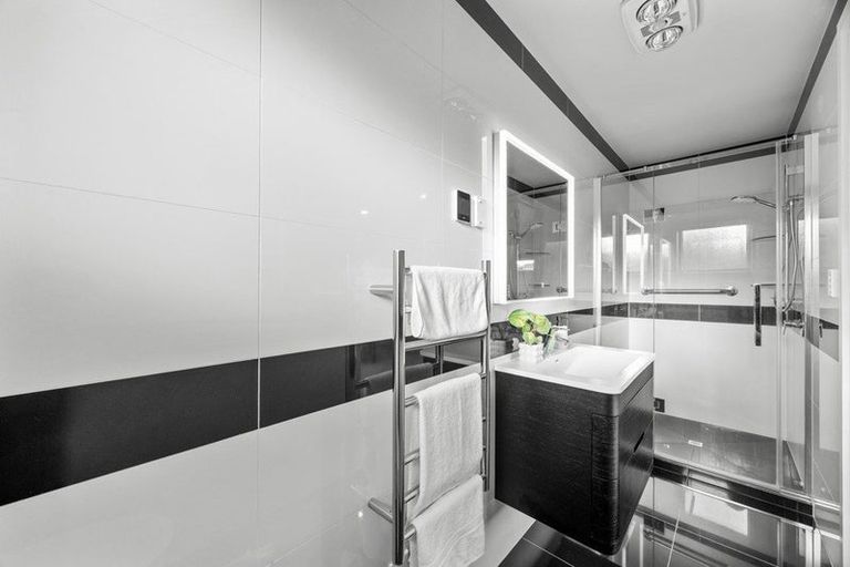 Photo of property in 4b Hilton Close, Fairview Heights, Auckland, 0632